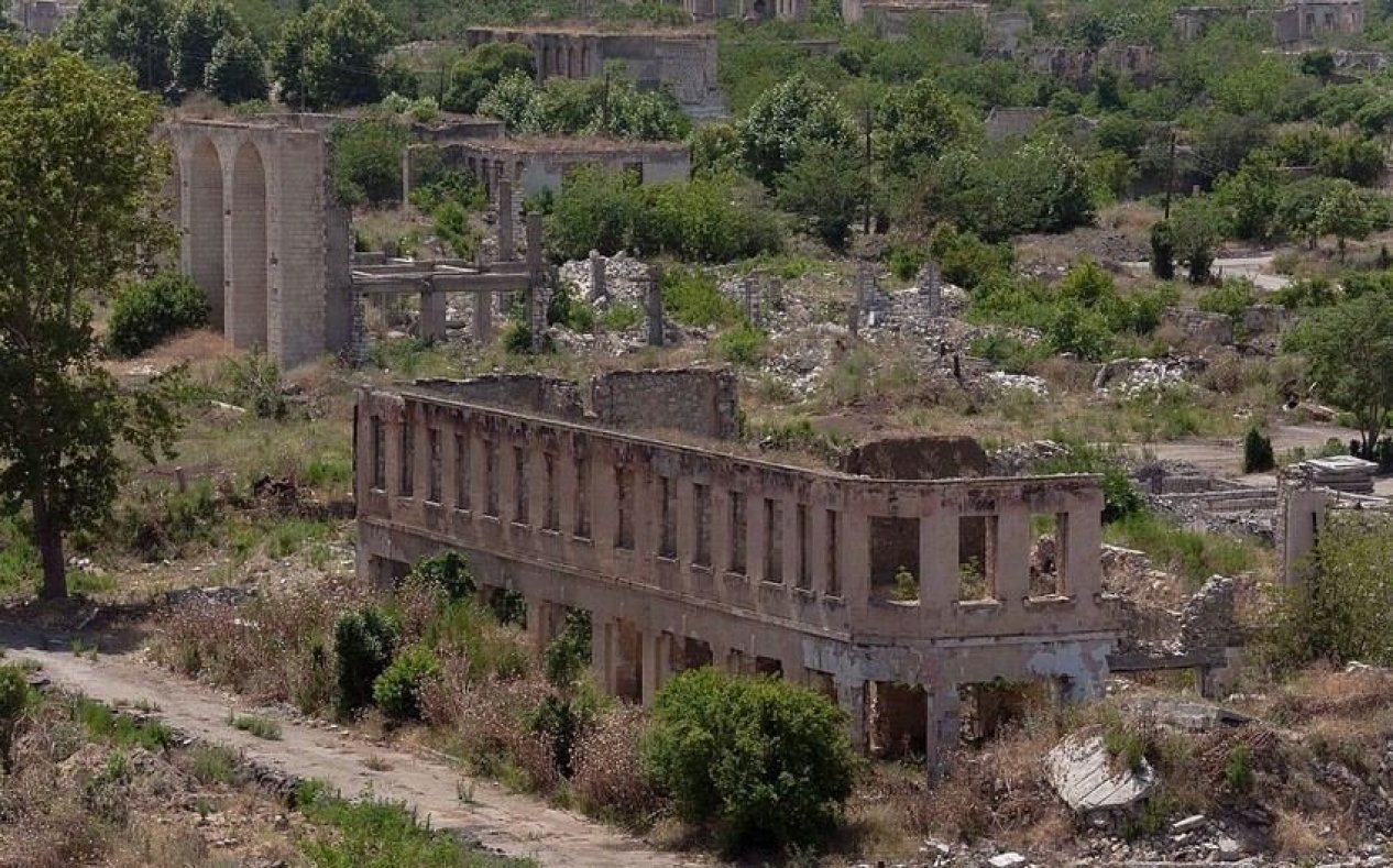 Laçında məskunlaşmış ermənilərin əşyalarını öz soydaşları yağmalayır