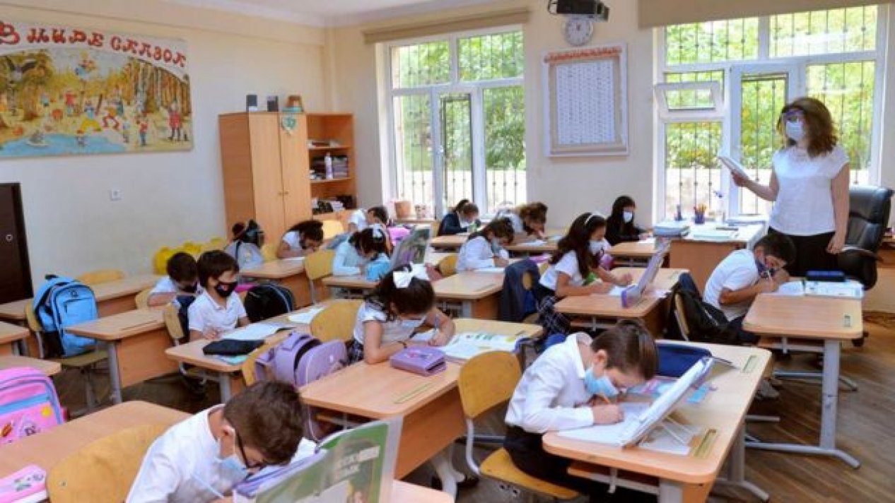 Ekspert: "25 il iş stajından sonra müəllimlər əməkhaqqının 100 faizi miqdarında   təqaüdə çıxmalıdırlar”