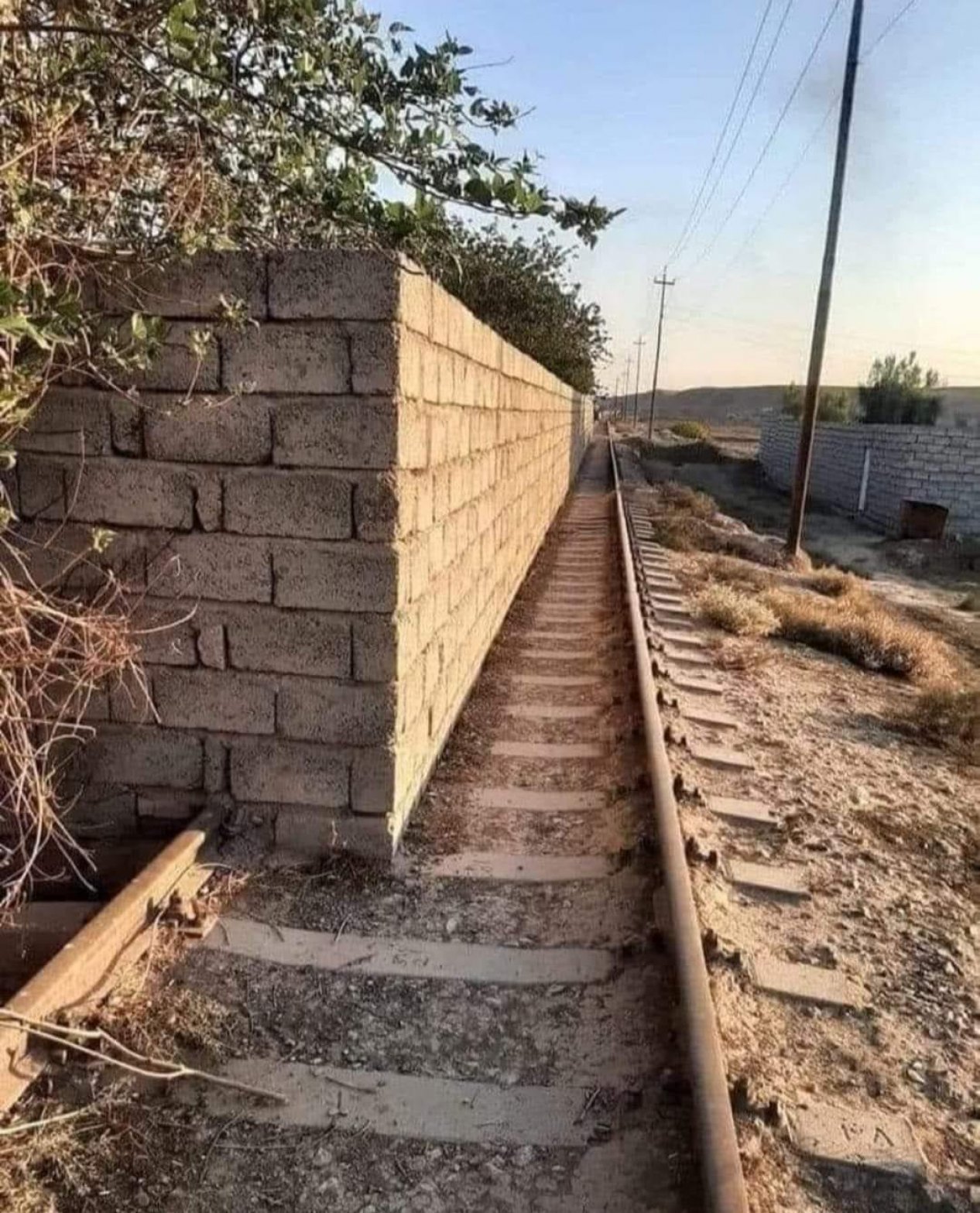 Dəmir yolu relsi üzərində tikilmiş hasar haradadır?