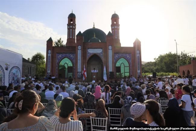 “İmam Rza” məscidinin nəzdində fəaliyyət göstərən “İmam Rza” mədrəsəsinin dinləyiciləri