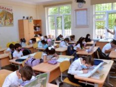 Ekspert: "25 il iş stajından sonra müəllimlər əməkhaqqının 100 faizi miqdarında   təqaüdə çıxmalıdırlar”