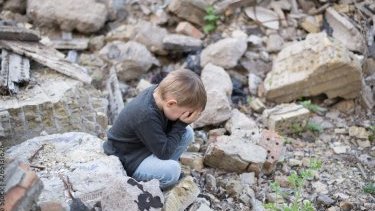 Dağıntılar üzərində ağlayan uşağın fotosunun da Türkiyədəki zəlzələyə aidiyyatı yoxdur