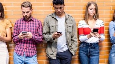 Z kuşağının dikkat krizi: Sosyal medya teyitçi gibi düşünmeyi nasıl engelliyor?