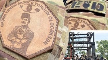 Azerbaycan askerlerinin saha üniformasında Enver Paşa'nın fotoğrafının yer aldığı peç ile ilgili resimler sahte mi?!