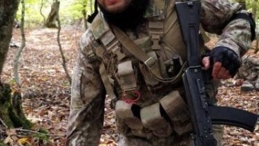 Sağ əlini biləyindən itirmiş XTQ əsgərinin fotosu